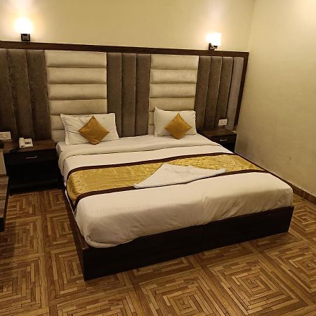 The Grand Orion Hotell Chinhat Eksteriør bilde