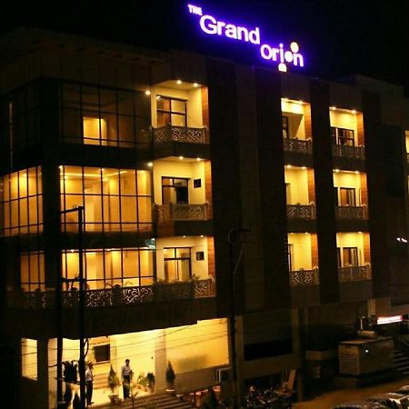 The Grand Orion Hotell Chinhat Eksteriør bilde