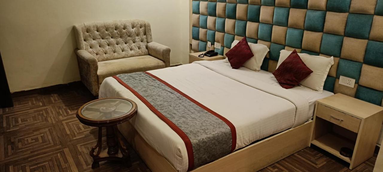 The Grand Orion Hotell Chinhat Eksteriør bilde