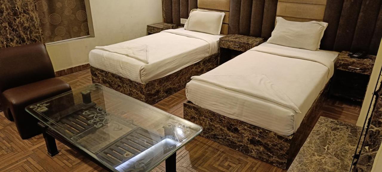 The Grand Orion Hotell Chinhat Eksteriør bilde