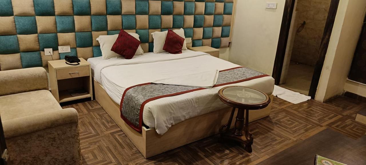 The Grand Orion Hotell Chinhat Eksteriør bilde