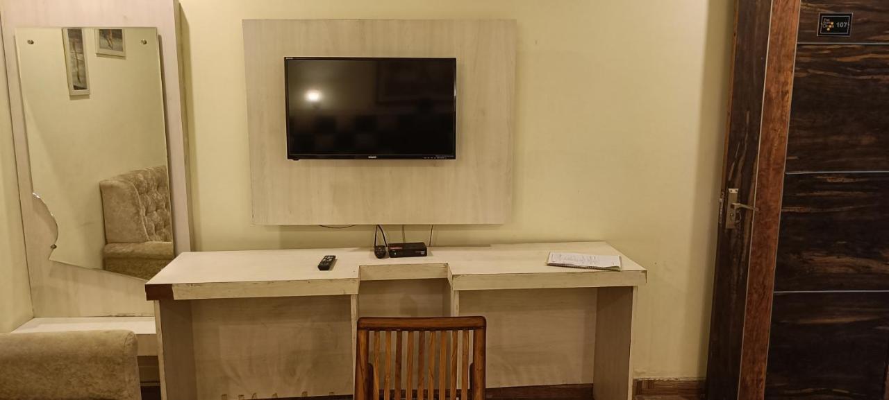 The Grand Orion Hotell Chinhat Eksteriør bilde