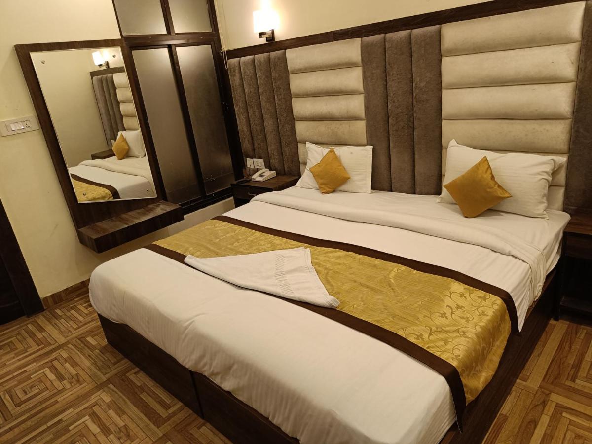 The Grand Orion Hotell Chinhat Eksteriør bilde