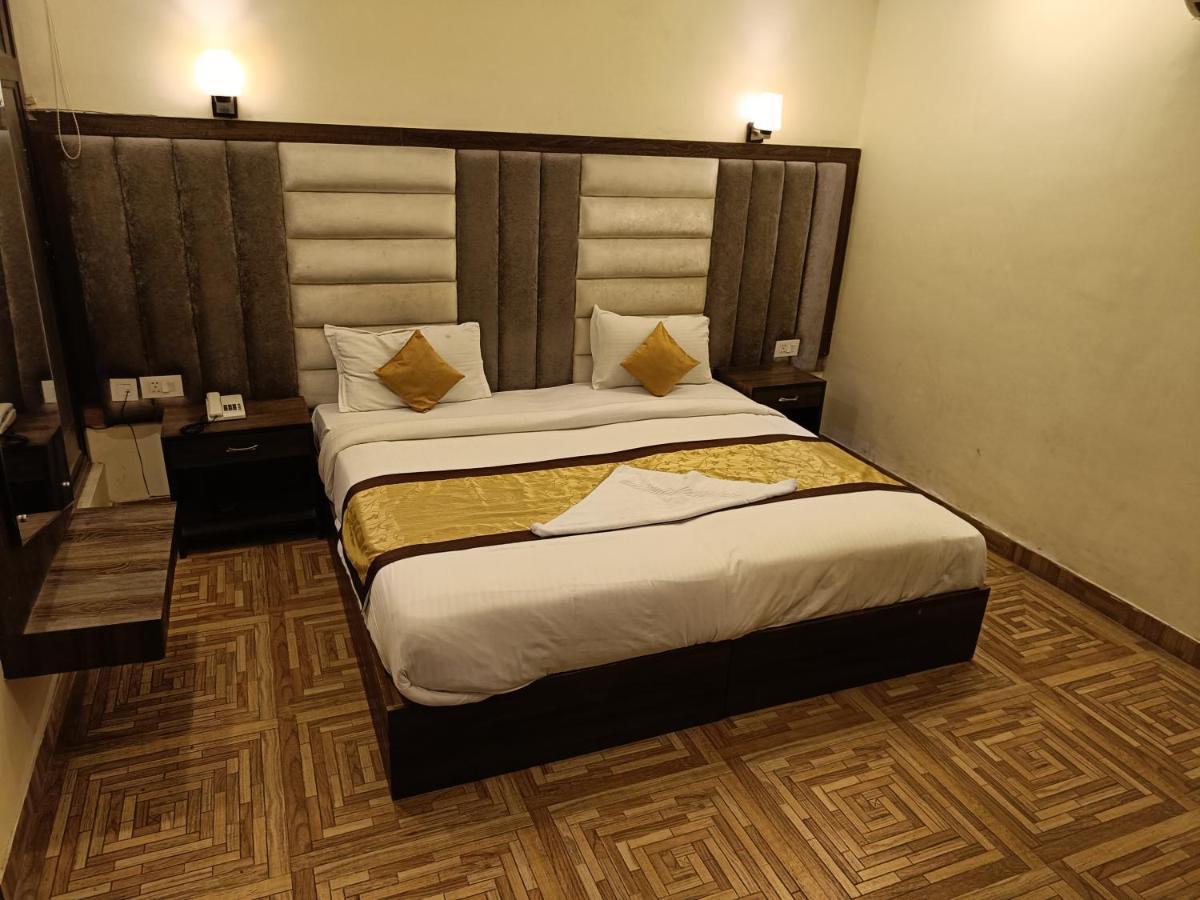 The Grand Orion Hotell Chinhat Eksteriør bilde