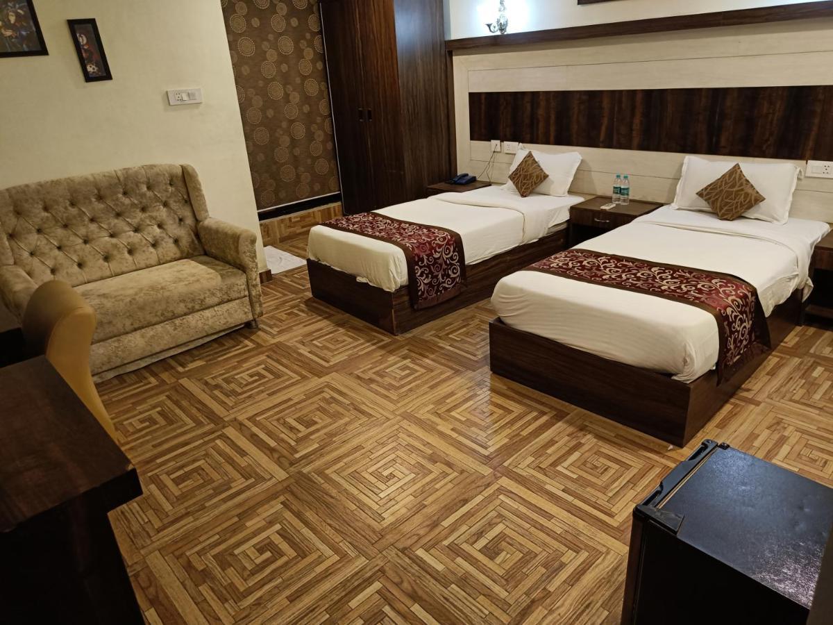 The Grand Orion Hotell Chinhat Eksteriør bilde