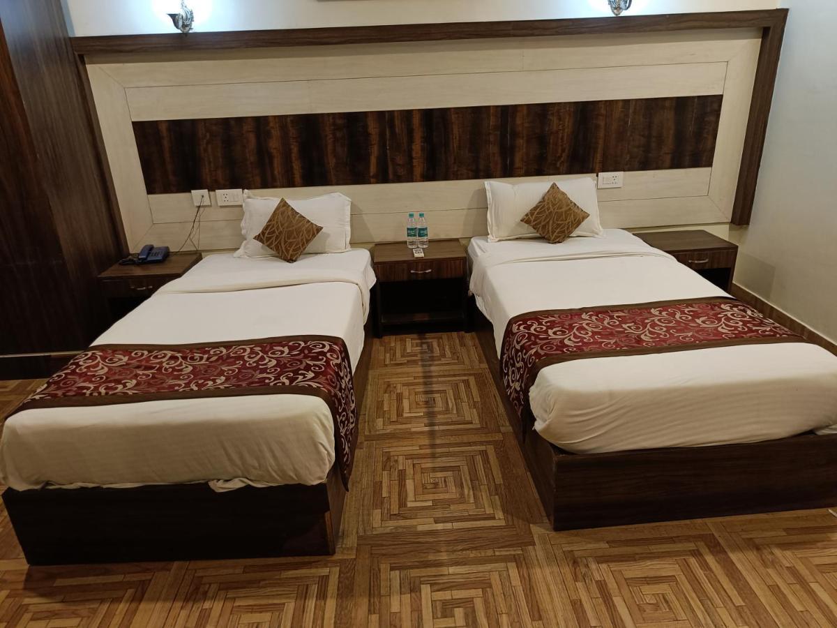 The Grand Orion Hotell Chinhat Eksteriør bilde