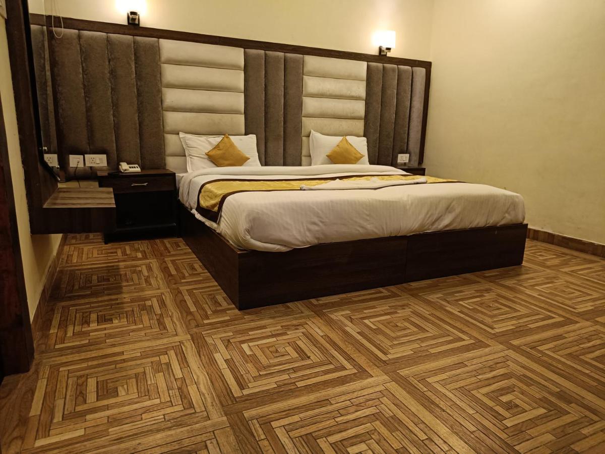 The Grand Orion Hotell Chinhat Eksteriør bilde