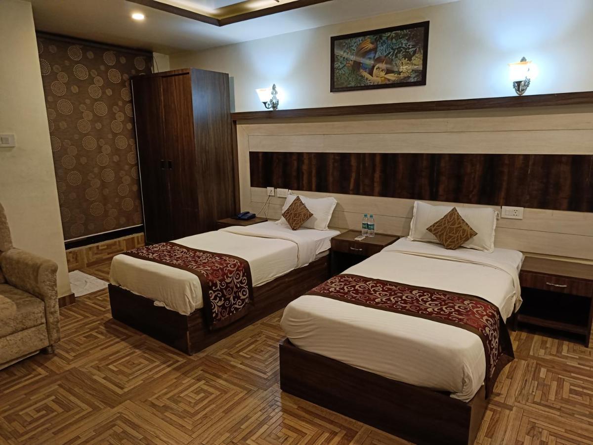 The Grand Orion Hotell Chinhat Eksteriør bilde