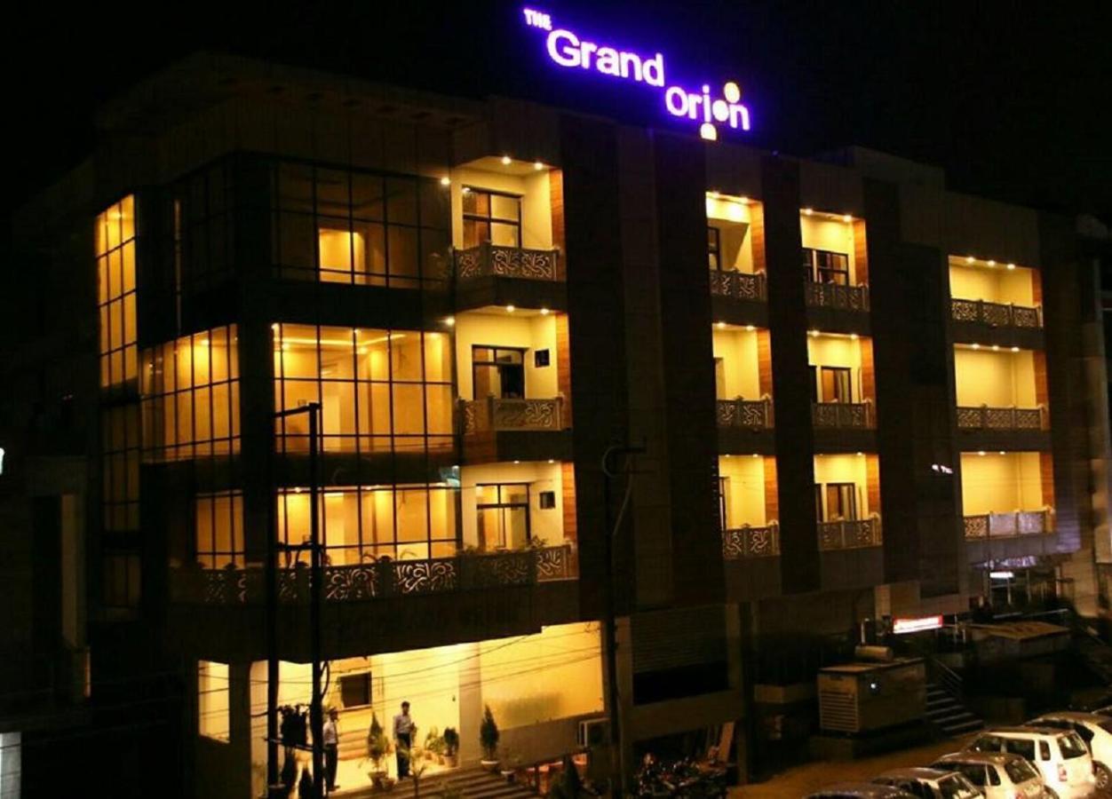 The Grand Orion Hotell Chinhat Eksteriør bilde