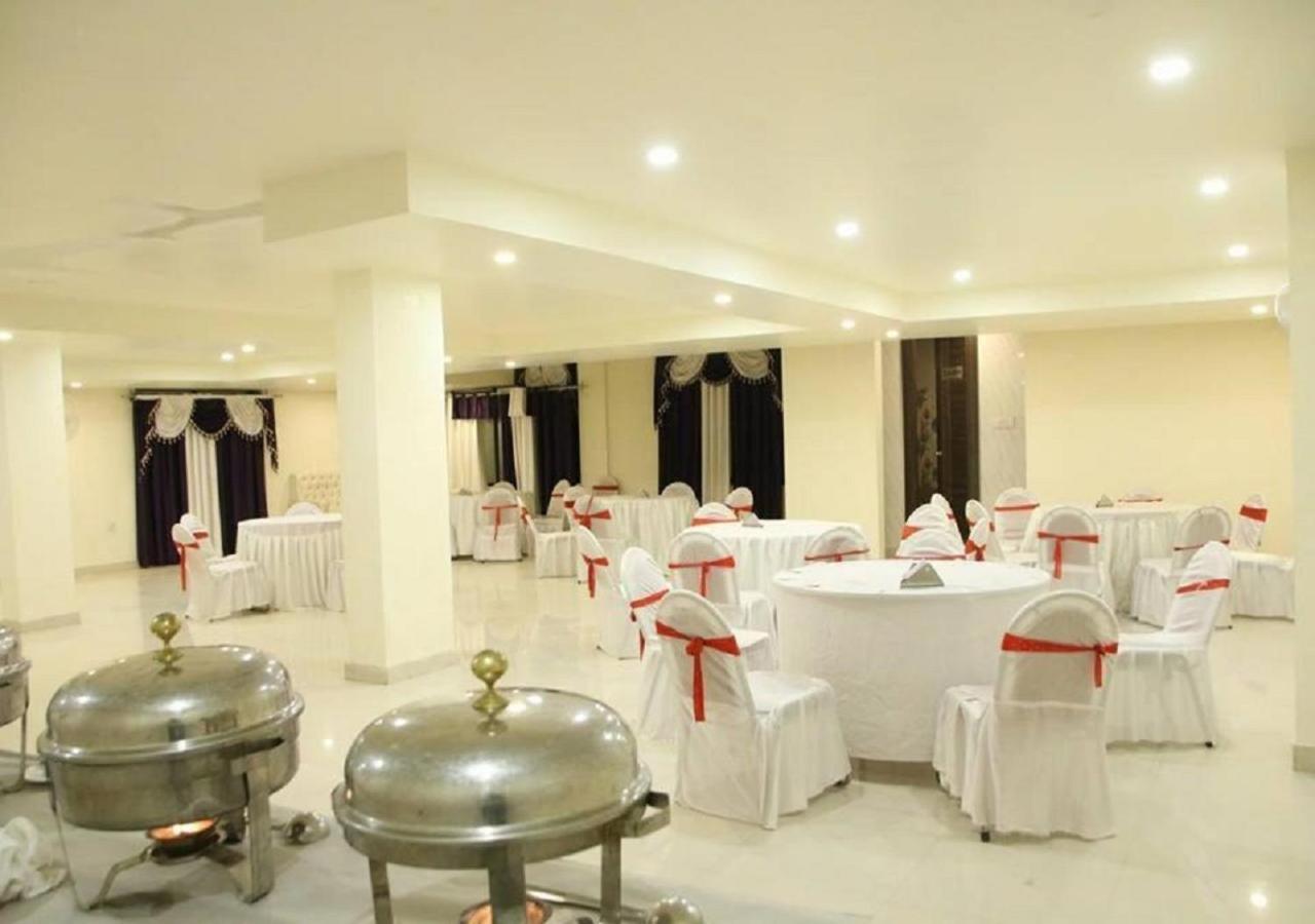 The Grand Orion Hotell Chinhat Eksteriør bilde